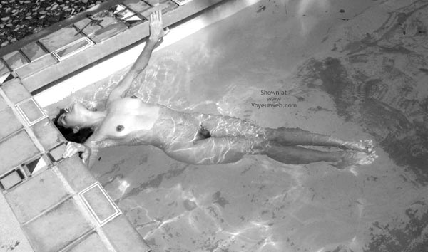 Black And White - Black And White , Black And White, Naked Girl In A Pool, Stretching In A Pool, Nude Swimming, Black And White Swimming, Swimmingpool Sleep