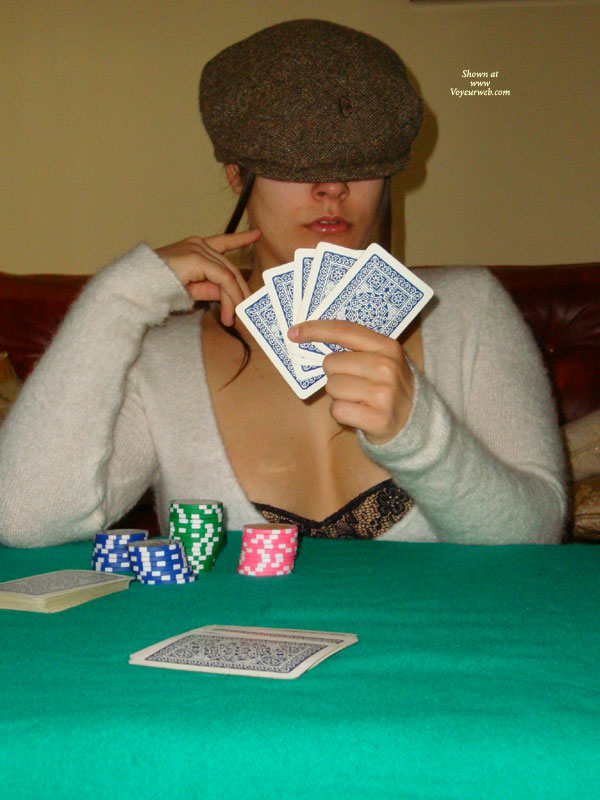 Pic #1Perla Gioca A Poker