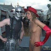 Pic #1*Co Annabella Nip Speaks With Alien And Clown