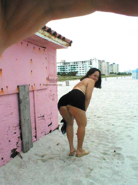 Pic #1 Miami Latina Still Nude in Public 2