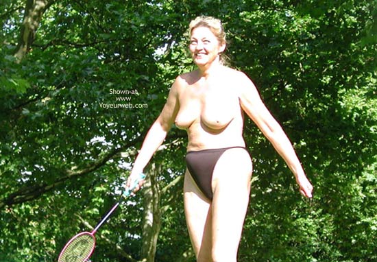 Pic #1 Older Mom Play&acute;s Badminton