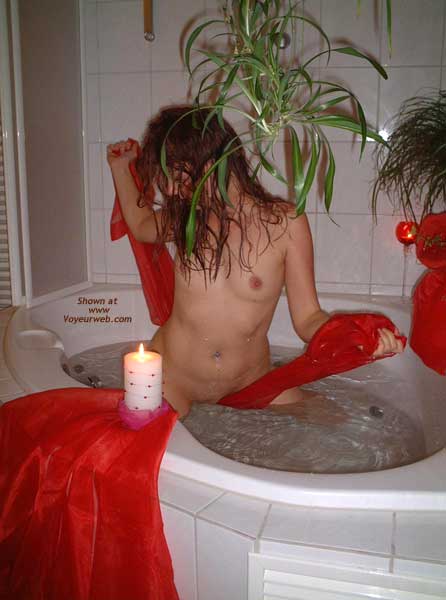 Pic #1 *TU Niky is Back, in The Tub!