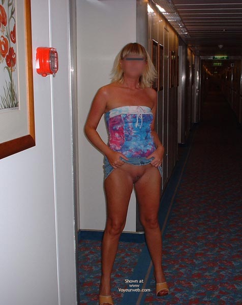 Pic #1Naked in a Cruise Ship Corridor