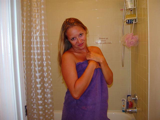 Pic #1 Karinne Showers For Voyeurweb