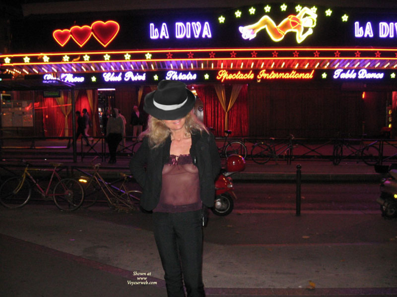 Pic #1Tina Vor Dem Moulin Rouge, Teil 2