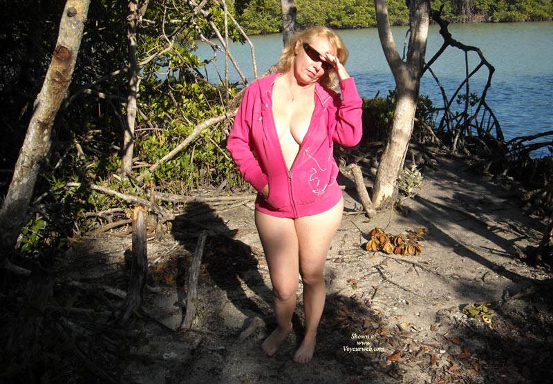 Pic #1Topless Girlfriend:&nbsp;Jessica R On The Causeway
