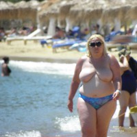 Topless Wife:&nbsp;Walking At The Beach