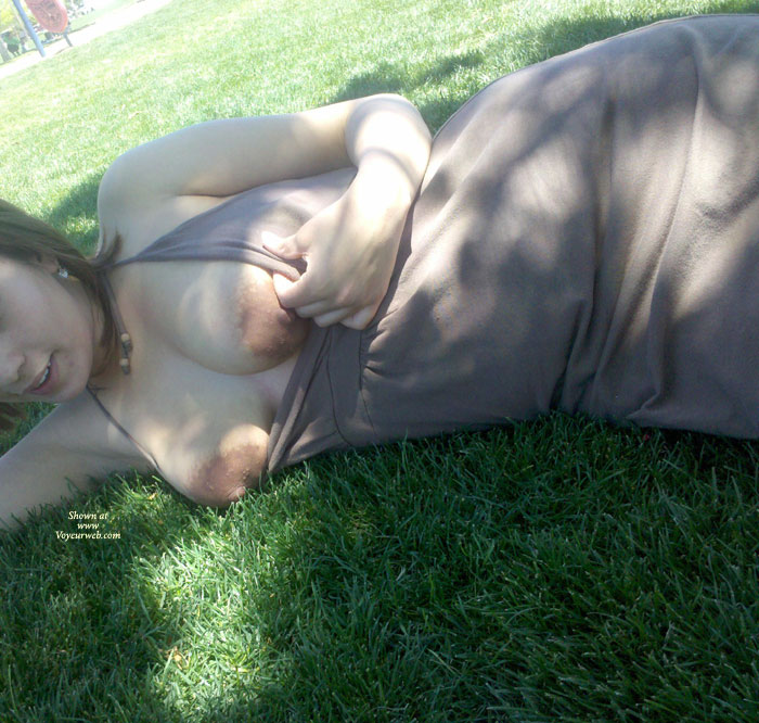 Pic #1Topless Girlfriend:&nbsp;At The Park