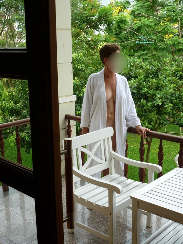 Pic #1 Nude Wife:&nbsp;On Holiday