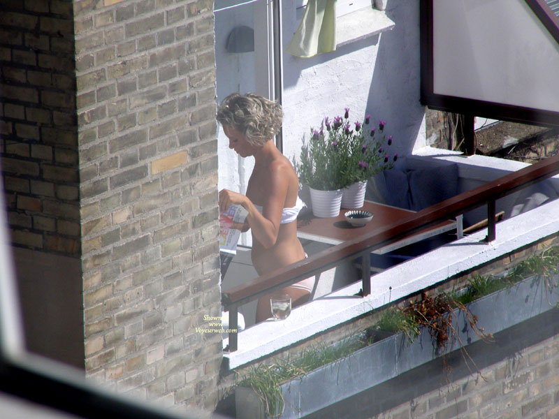 Pic #1Street Voyeur:&nbsp;Girl On The Porch