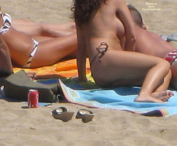 Pic #1Beach Voyeur:&nbsp;Beach Voyeur: Well-Built Topless Girl