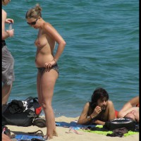 Beach Voyeur:&nbsp;Beach Voyeur: Stripping Before Plunging