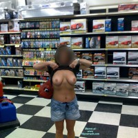 Topless Wife:&nbsp;Loves To Flash