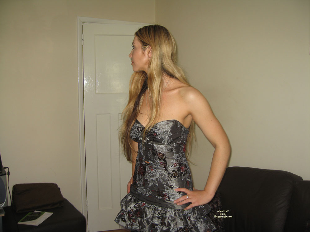 Stunning Uk Emma , My Girlfriends Buddy Emma Wanted To Give Posting A Go,she Got A Bit Shy And Kept Her Clothes On,if She Gets A Good Rating She May Pose Again With Less On