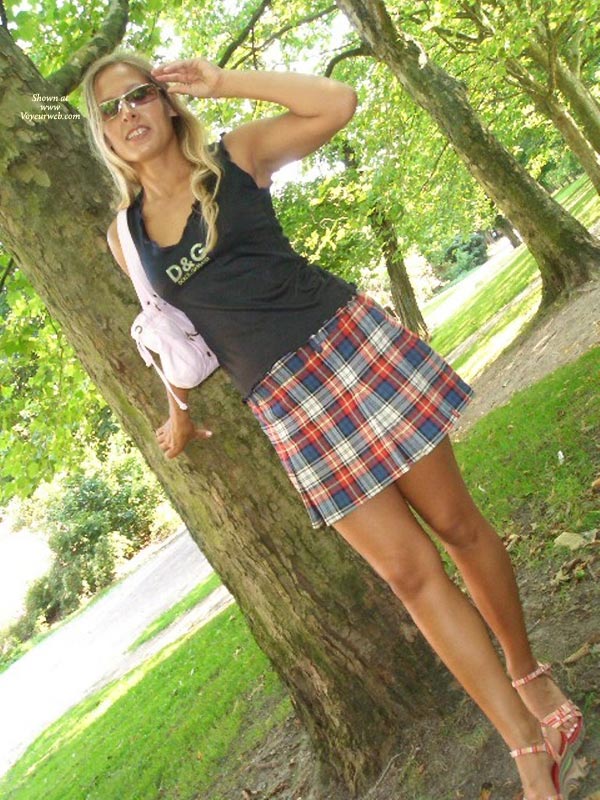 Pic #1 Bottomless Girlfriend:&nbsp;Teasing Miniskirt