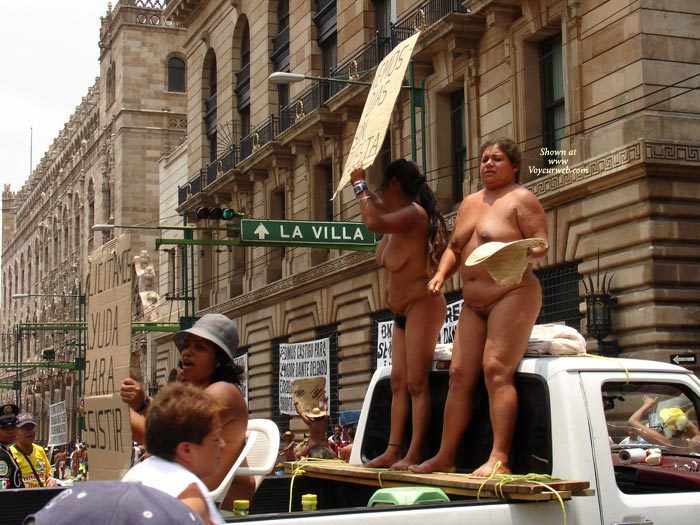 Pic #1Mexico Df: Nude On Street