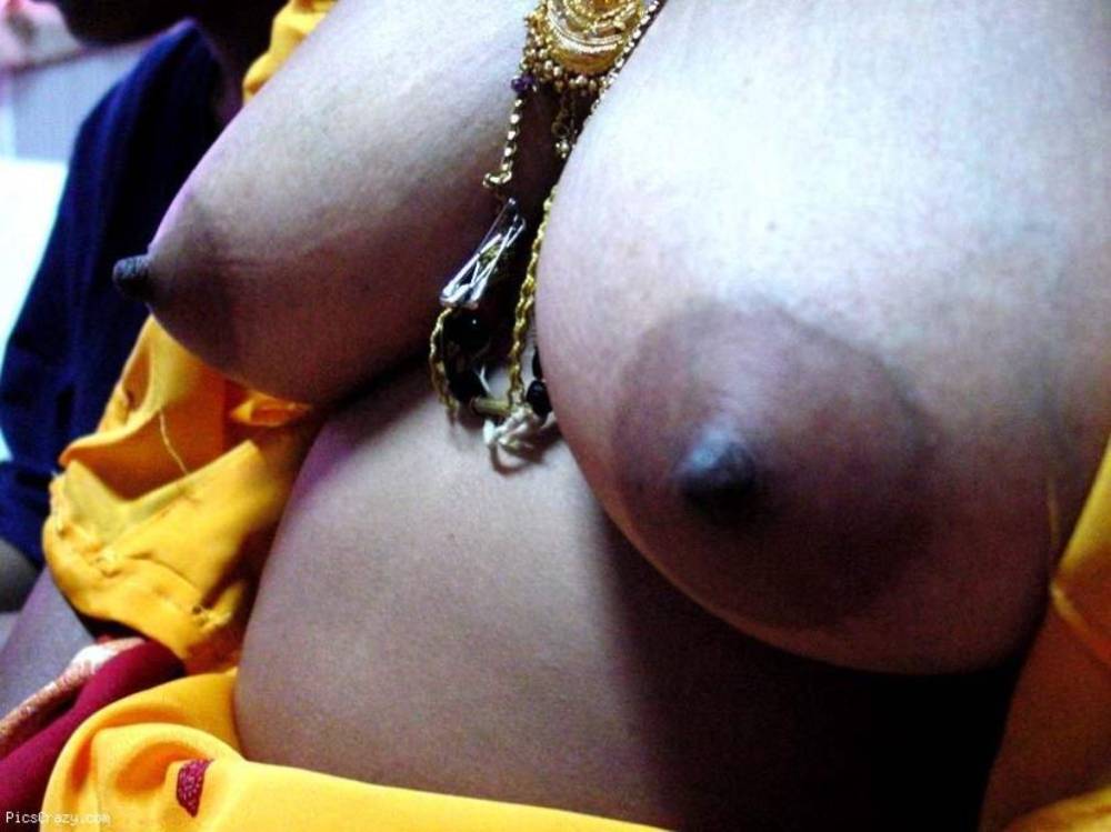 Pic #1 Very large tits of a neighbor - Yamini