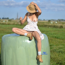 Pic #1 Spread Legs - Pantieless Girls, Outdoors, Amateur