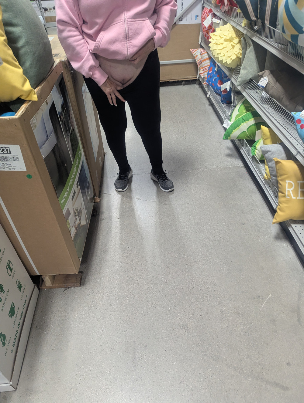 Pic #1 Loves to show her ass to all