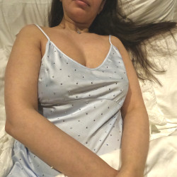 Pic #1 Hot milf waiting for you in the bed