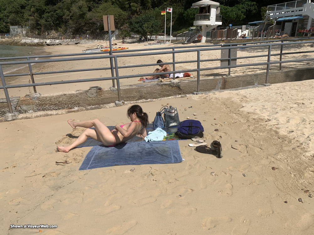 Pic #1 Topless suntan in Middle Beach, Hong Kong (1)