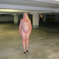 naked pregnant women in public