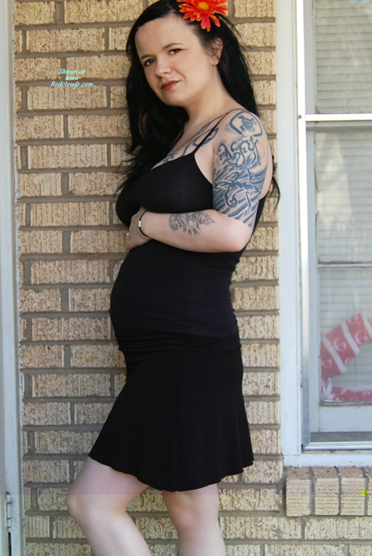 Pic #1Tattooed Helen Pregnant On The Porch