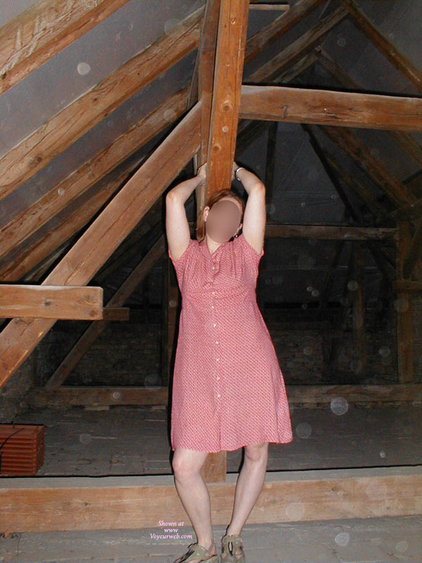 Pic #1 Viki Am Dachboden