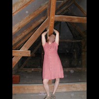 Pic #1 Viki Am Dachboden